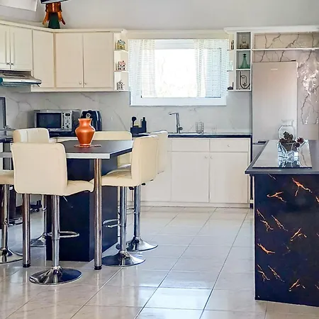 아파트 Hidden Gem, Modern Escape With Stunning Views *