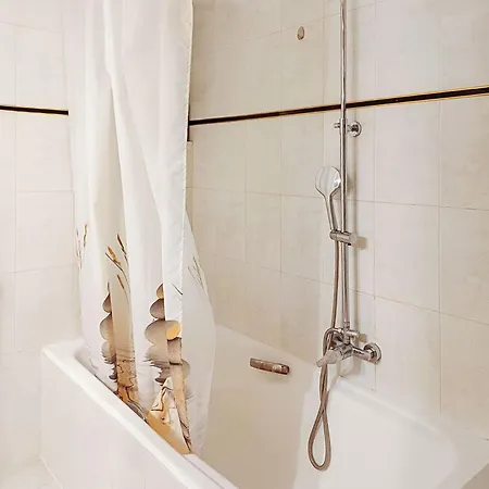 Hidden Gem, Modern Escape With Stunning Views *