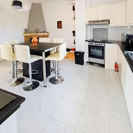 Hidden Gem, Modern Escape With Stunning Views 아파트 *